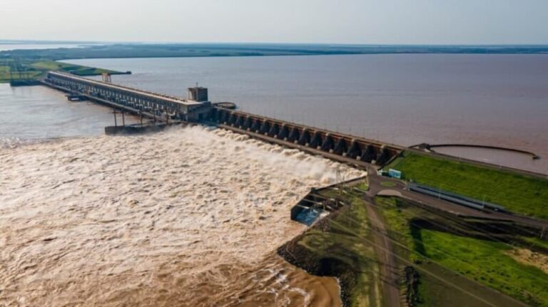 Vista de la represa de Yacyretá con compuertas abiertas y caudal del río Paraná